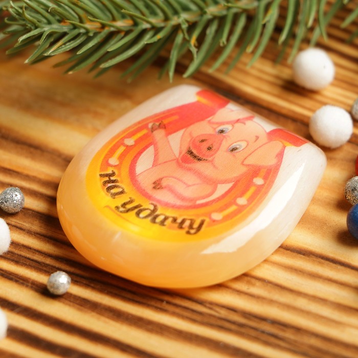 Магнит «Поросёнок в подкове», на удачу, 4,5х4,2 см, селенит