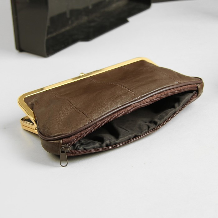 Косметичка, отдел на фермуаре, цвет коричневый