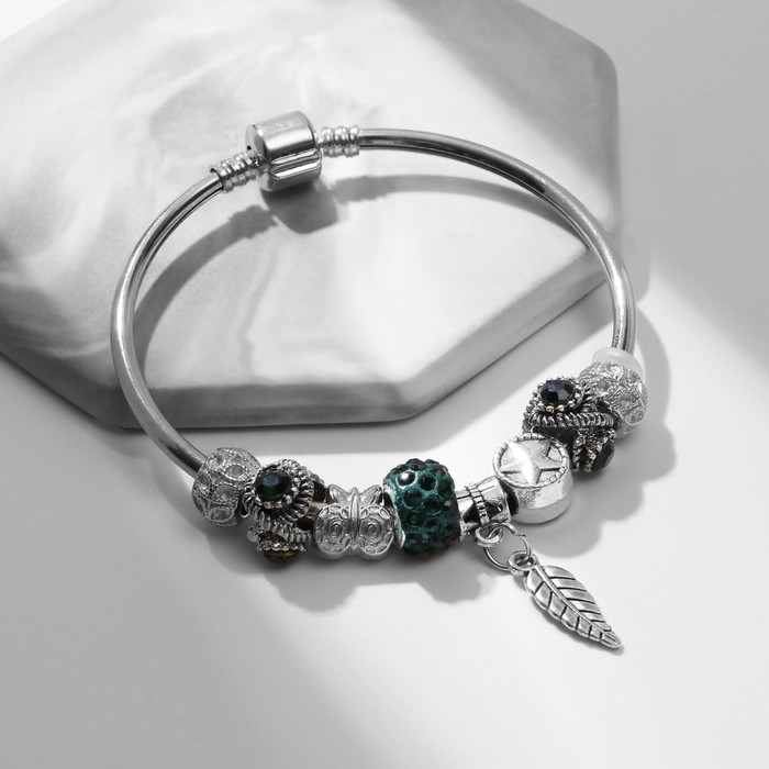 Браслет со стразами "Марджери" с подвеской, листочек, цвет зелёный в серебре