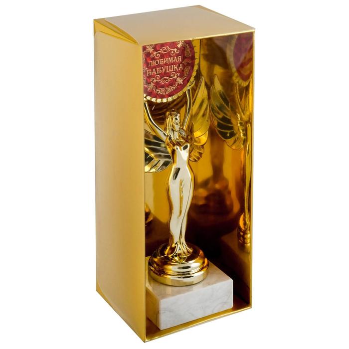 Ника с медалью "Любимая бабушка"