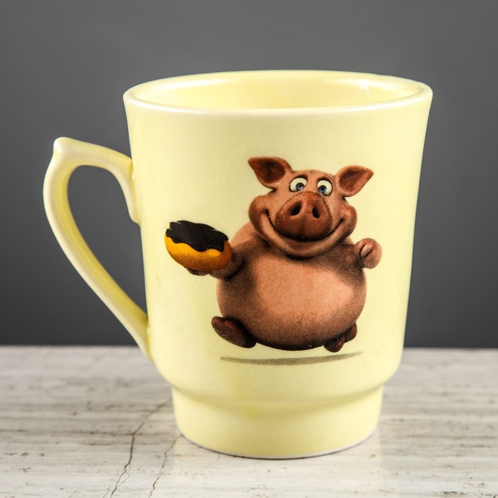 Кружка 0,7 л "Водолей" желтая, свинки, деколь, микс