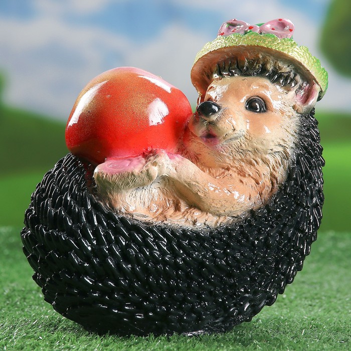 Садовая фигура "Ежиха в шляпе c яблоком" 18х27см