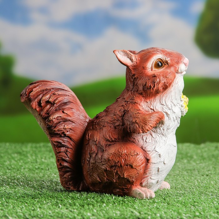 Садовая фигура "Белка с букетом"