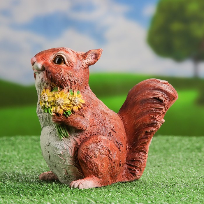 Садовая фигура "Белка с букетом"