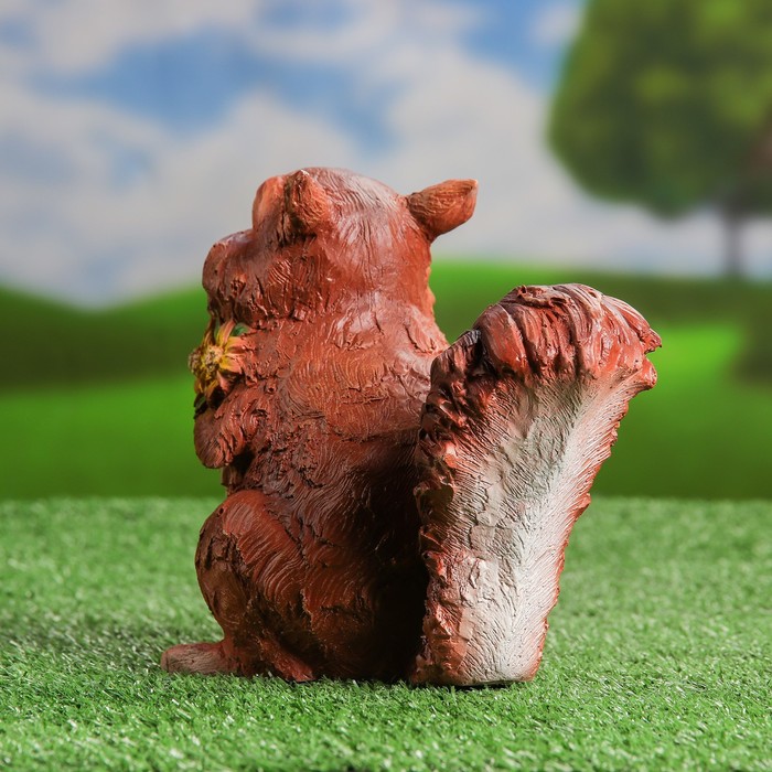 Садовая фигура "Белка с букетом"