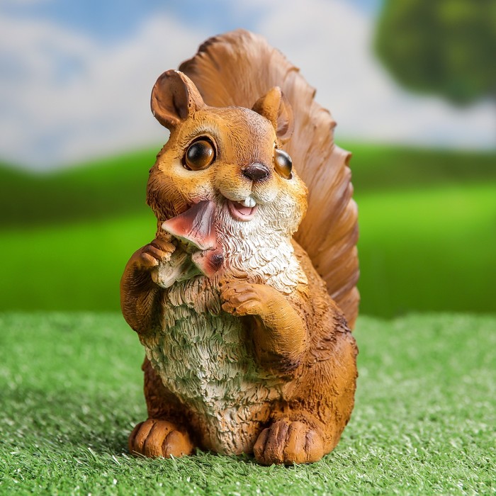 Садовая фигура "Белка глазастая с грибочками"