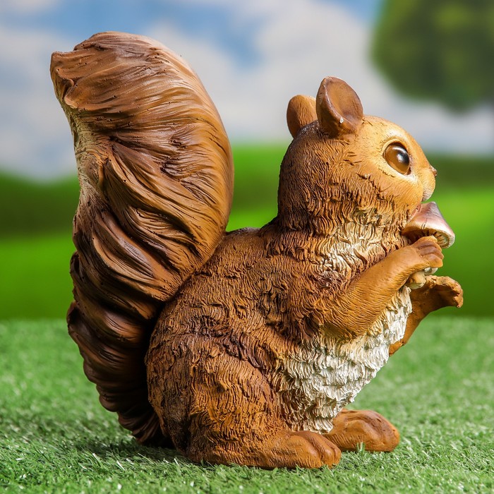 Садовая фигура "Белка глазастая с грибочками"