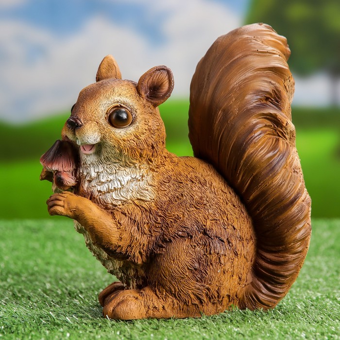 Садовая фигура "Белка глазастая с грибочками"