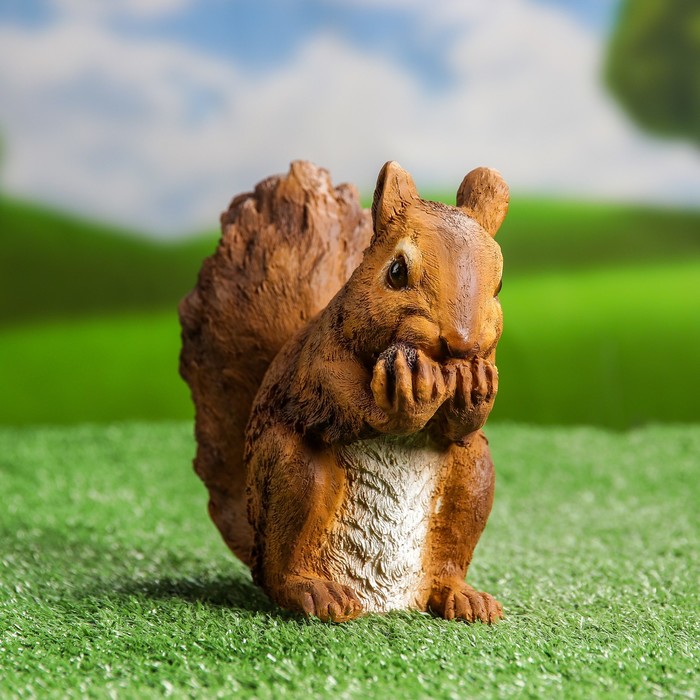 Садовая фигура "Белка грызёт шишку", микс