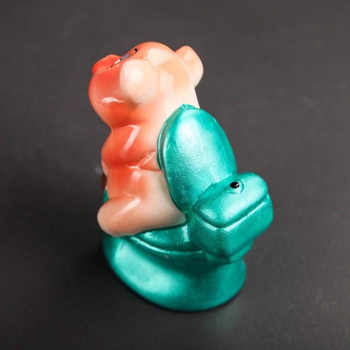 Сувенир "Свин на унитазе", 11 см, микс