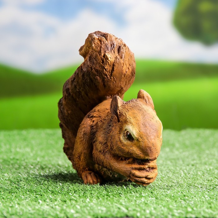 Садовая фигура "Белка грызёт шишку", микс