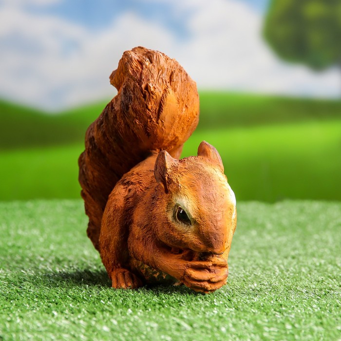 Садовая фигура "Белка грызёт шишку", микс