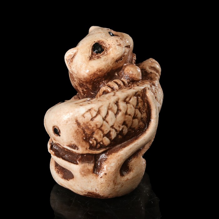 Сувенир гипс "Кот с рыбой" 2,5 см