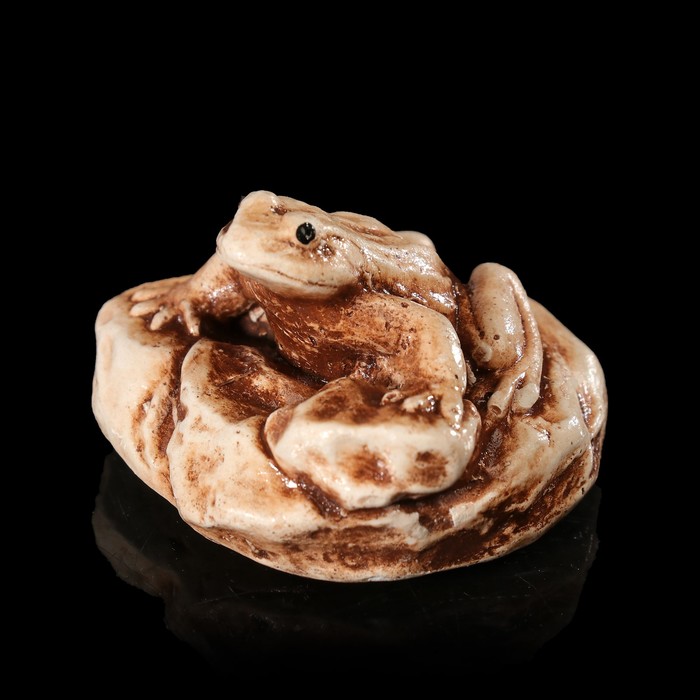 Сувенир гипс "Лягушка на камне" 2 см