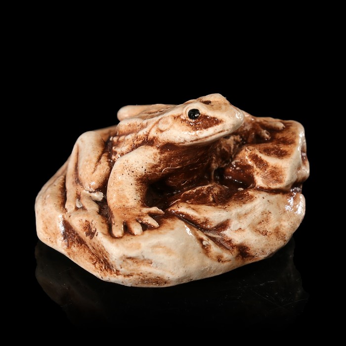 Сувенир гипс "Лягушка на камне" 2 см