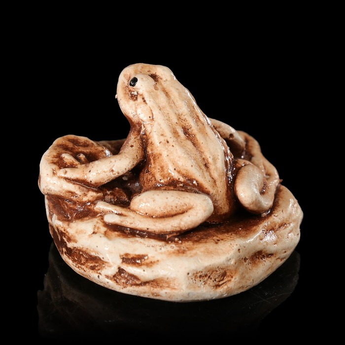 Сувенир гипс "Лягушка на камне" 2 см