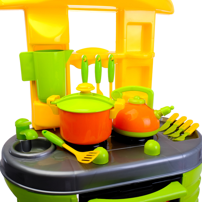 Кухня с набором посуды