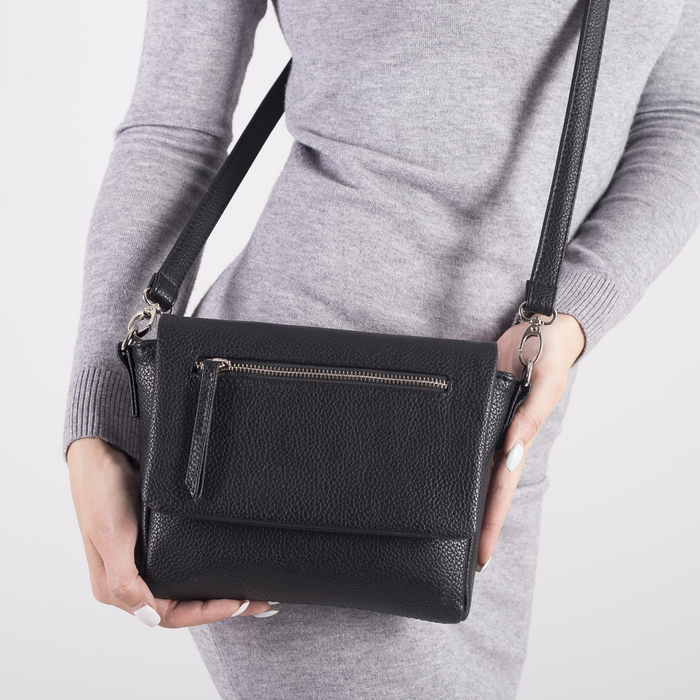 Сумка женская, отдел на молнии, 2 наружных кармана, длинный ремень, цвет чёрный