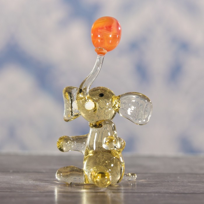 Сувенир стекло микро "Слон с мячом" 4х3х2 см  МИКС