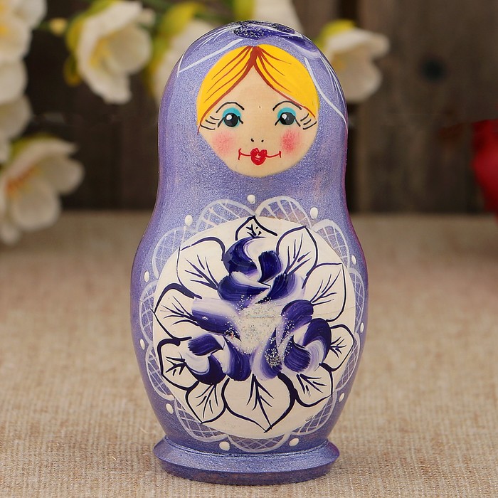 Матрёшка «Поднос с цветами», фиолетовое платье, 3 кукольная, 9 см