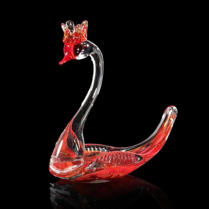 Сувенир стекло в стеклокрошку "Лебедь" красный 10х10х14 см