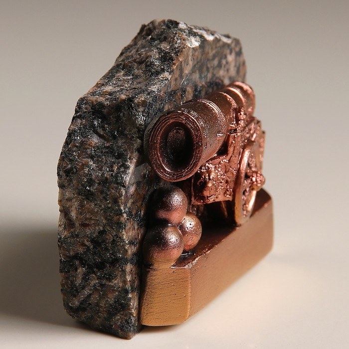 Барельеф на граните "Пушка"