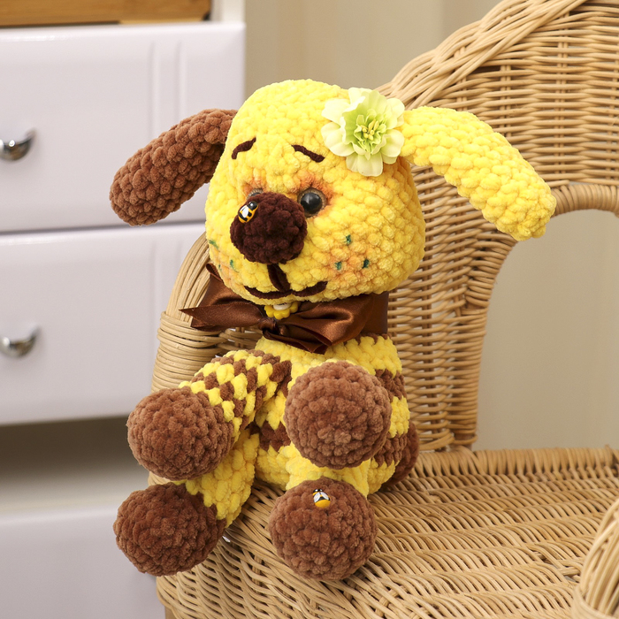 Сувенир вязаный "Собака желтая с коричневым" желтый бант, 20 см