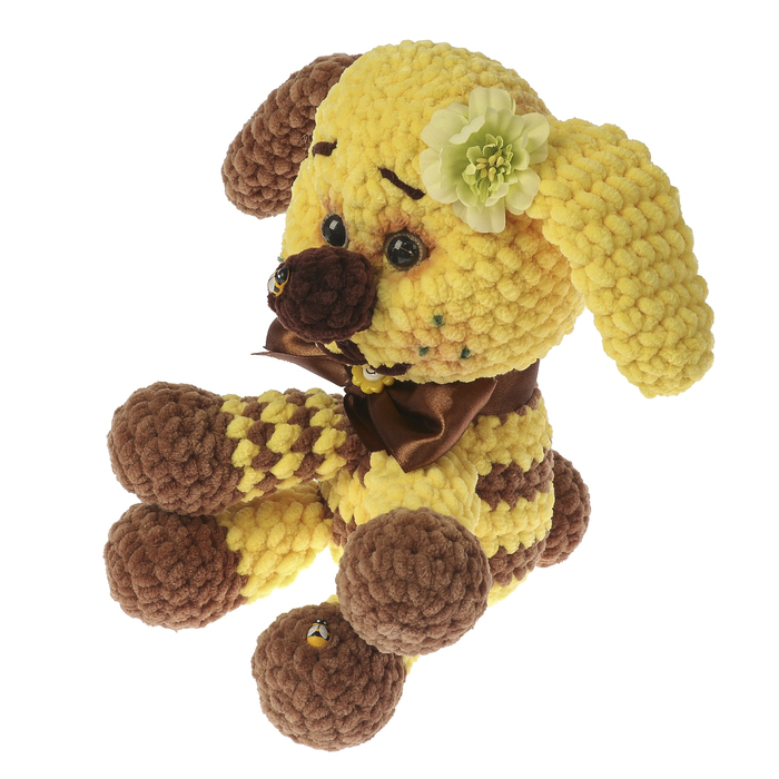 Сувенир вязаный "Собака желтая с коричневым" желтый бант, 20 см