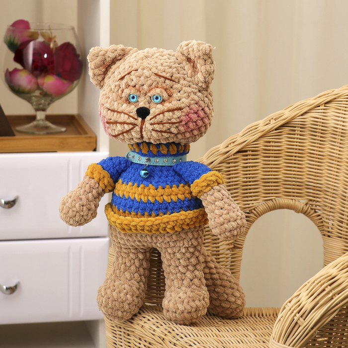 Сувенир вязаный "Кот бежевый с голубым ошейником" в сине-желтом, 30 см