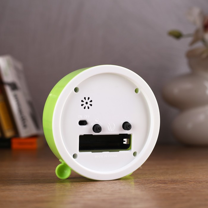 Будильник, круг, микс, на круг ножках, цифры 3, 6, 9, 12, остальные - отметки, 10,5*11см