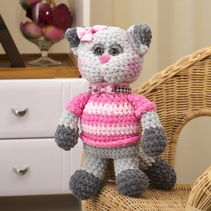 Сувенир вязаный "Кот серый с бантиком и ошейником" в розовом, 30 см