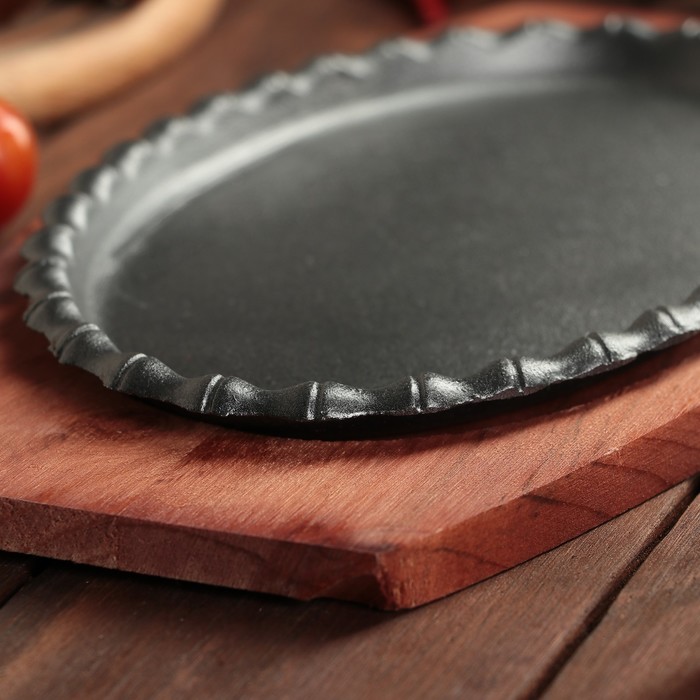 Сковорода на деревянной подставке "Овал.Кайма" 23х14,5 см