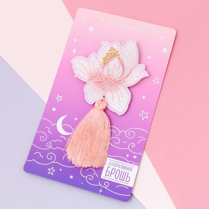 Значок с кисточкой "Лотос"