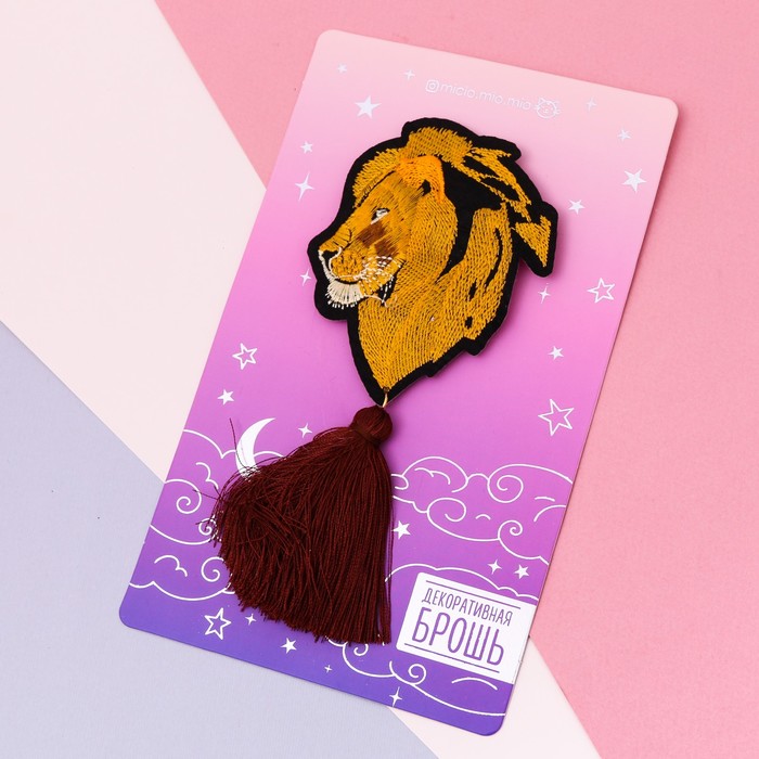 Значок с кисточкой "Лев"