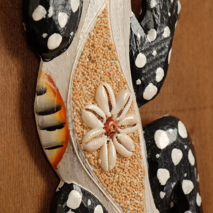 Панно настенное "Ящерица с камнями" светло-серая 30 см дерево МИКС