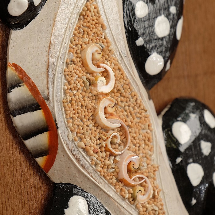 Панно настенное "Ящерица с камнями" светло-серая 30 см дерево МИКС