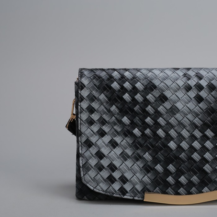 Клатч женский, 3 отдела на молнии, длинный ремень, цвет чёрный