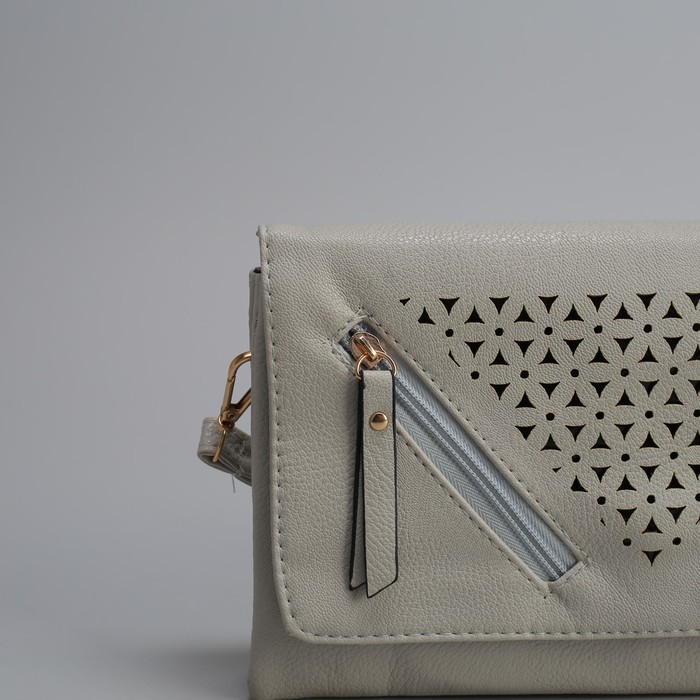 Клатч женский, 3 отдела на клапане, 2 наружных кармана, длинный ремень, цвет серый