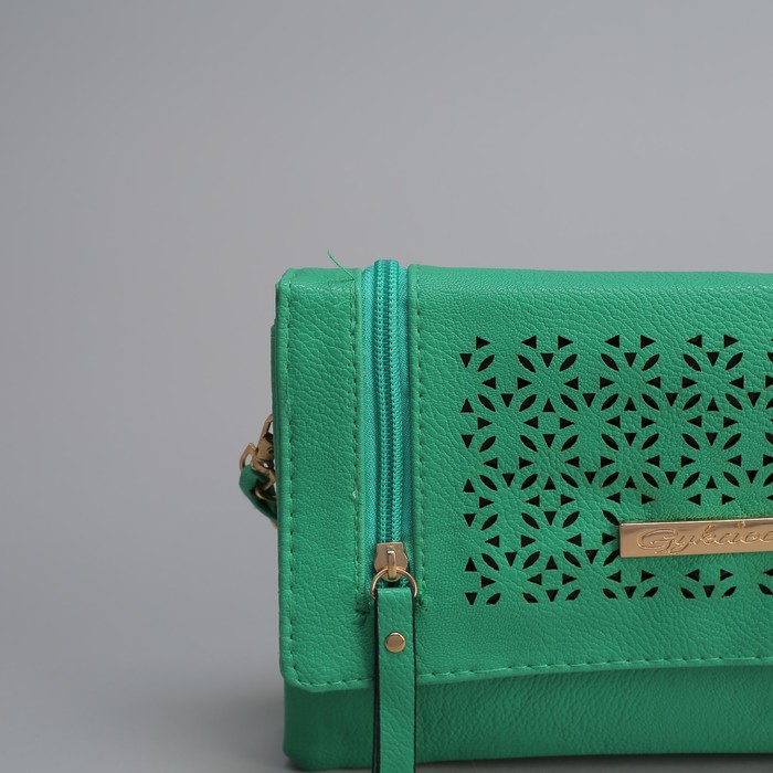 Клатч женский, 3 отдела на клапане, 2 наружных кармана, длинный ремень, цвет зелёный