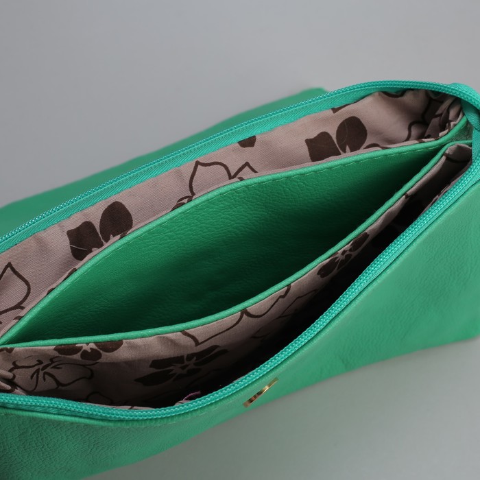 Клатч женский, 3 отдела на клапане, 2 наружных кармана, длинный ремень, цвет зелёный