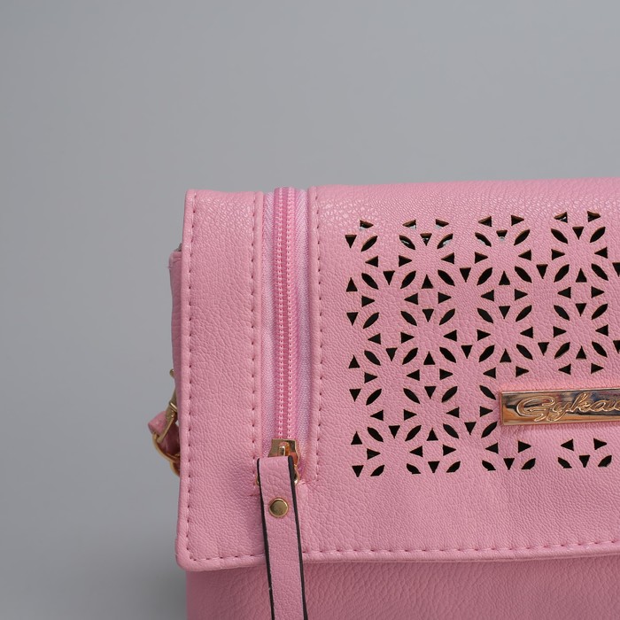 Клатч женский, 3 отдела на клапане, 2 наружных кармана, длинный ремень, цвет розовый