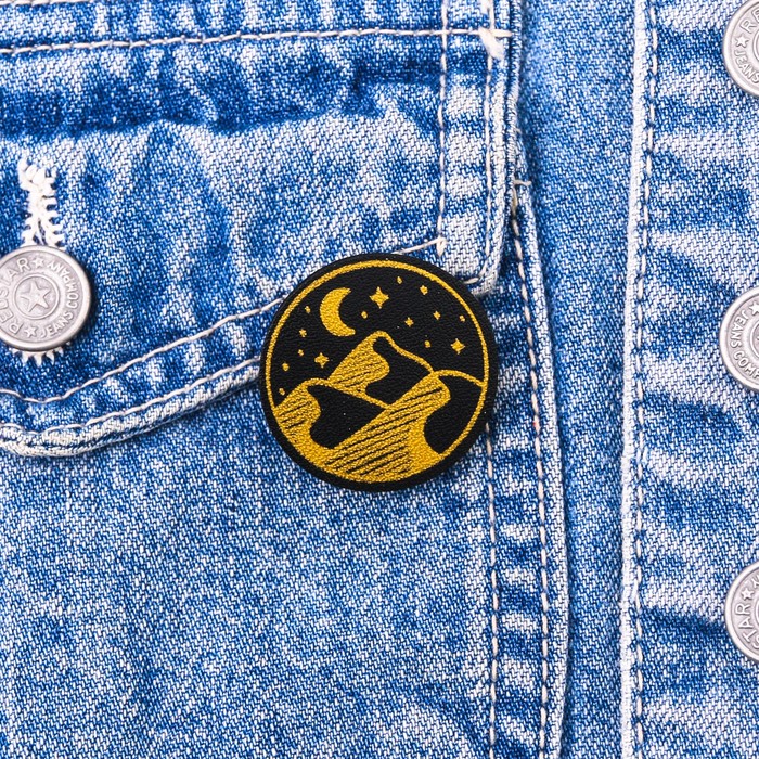 Значок экокожа "Горы"