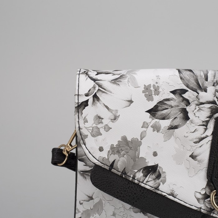 Клатч женский, 3 отдела на молнии, наружный карман, длинный ремень, цвет чёрный