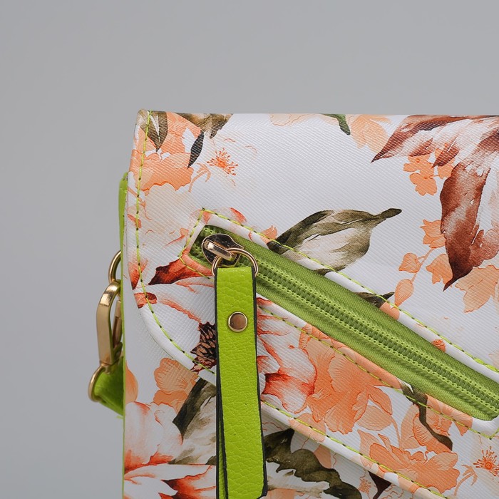 Клатч женский, 3 отдела на молнии, 2 наружных кармана, длинный ремень, цвет зелёный