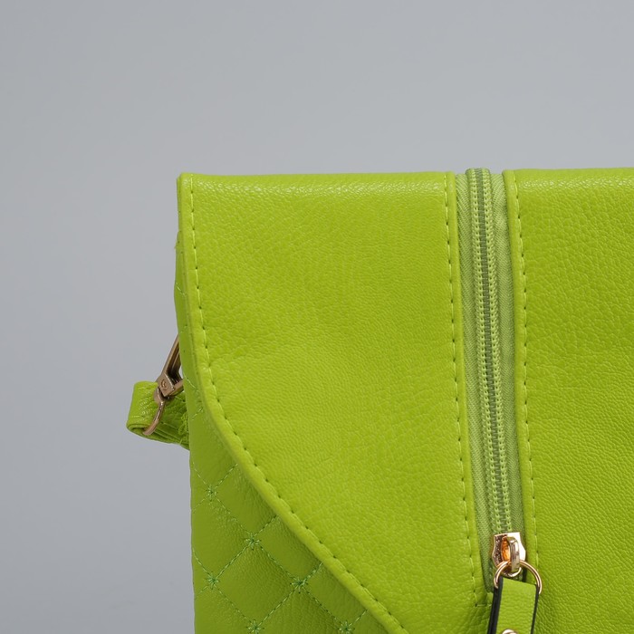 Клатч женский, 3 отдела на молнии, наружный карман, длинный ремень, цвет зелёный