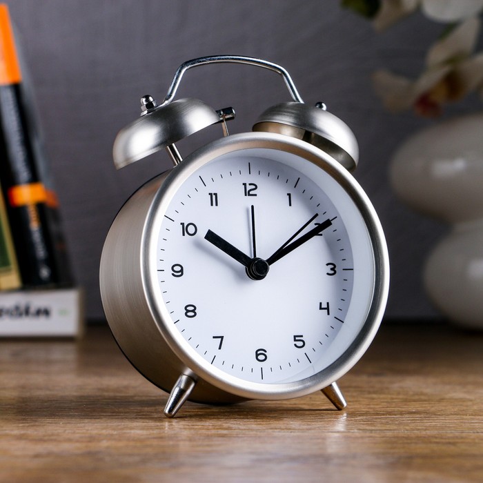 Будильник d=9см, циф-т белый, металл, 1АА бат, серебристый матовый, 9,5*14см