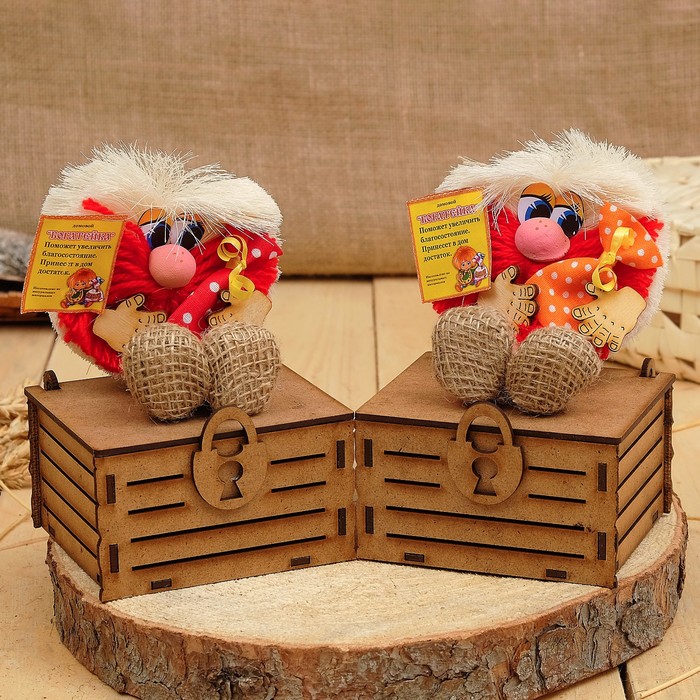 Оберег-домовой "Богатейка на сундуке, без шляпы" 17х14х10 см микс