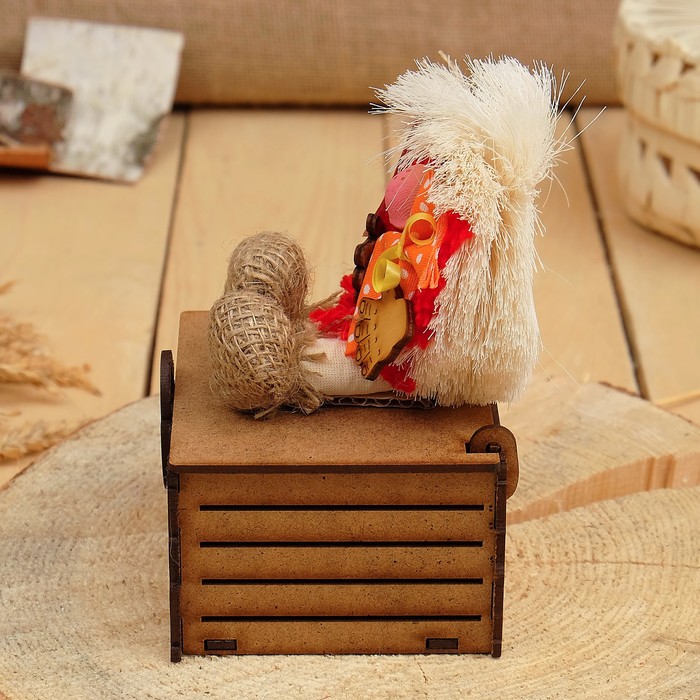 Оберег-домовой "Богатейка на сундуке, без шляпы" 17х14х10 см микс