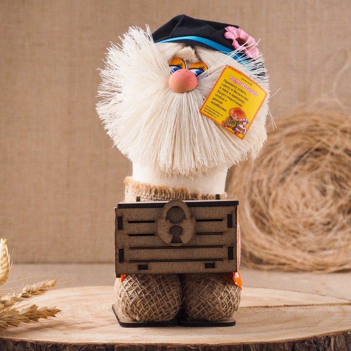 Оберег-домовой "Кузя в кепке, с сундуком" 26х14х17 см