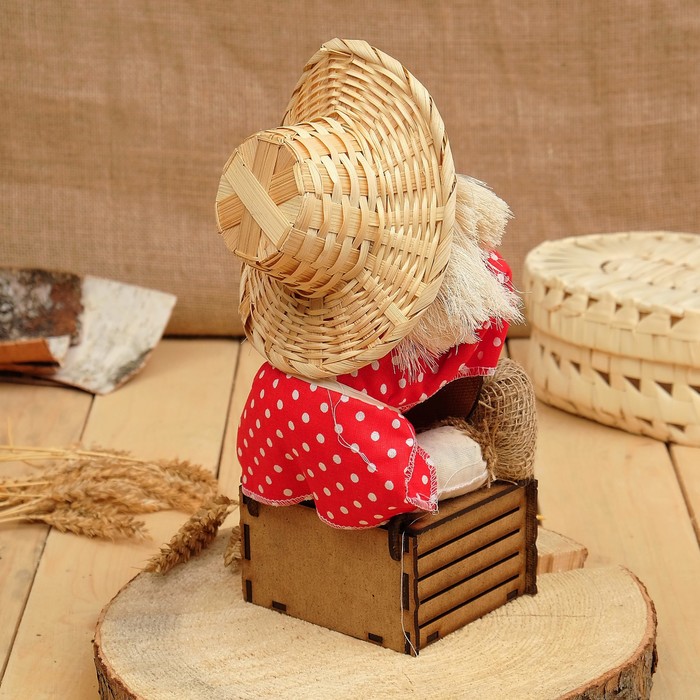 Оберег-домовой "Славуся на сундуке, с рублем", средний 35х18х15 см микс